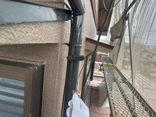 和歌山市の外壁塗装・屋根塗装　竪樋の上塗り２回目の塗装中のお写真
